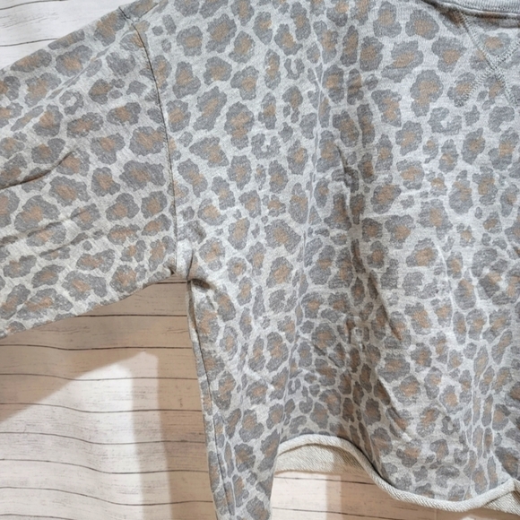 COLSIE CROPPED GRAY LEOPARD PRINT SWEATSHIRT, SZ LARGE - Picture 3 of 10